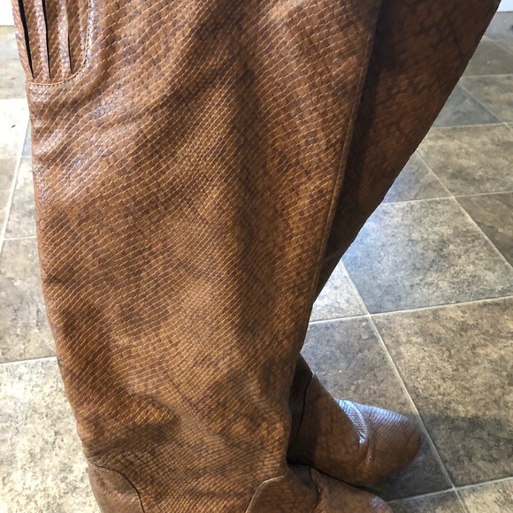 **SOLD** Colin Stuart Knee-High platform boots 👢 - Picture 4 of 4